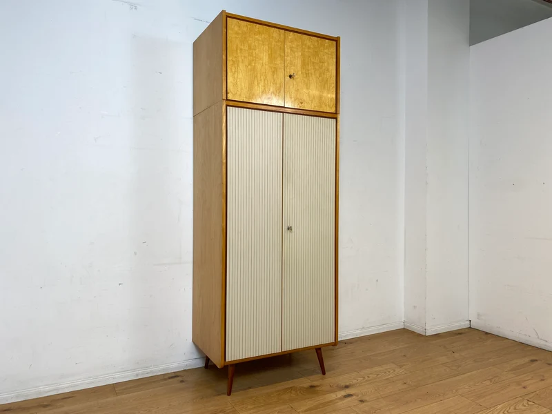 Stilvoller und gut erhaltener hoher Mid-Century Kleiderschrank mit Aufsatz I VEB Hellerau oder baugleich I Schrank Schlafzimmerschrank Wardrobe Wäscheschrank Vintage Retro I