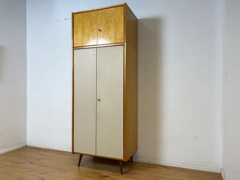 Stilvoller und gut erhaltener hoher Mid-Century Kleiderschrank mit Aufsatz I VEB Hellerau oder baugleich I Schrank Schlafzimmerschrank Wardrobe Wäscheschrank Vintage Retro I