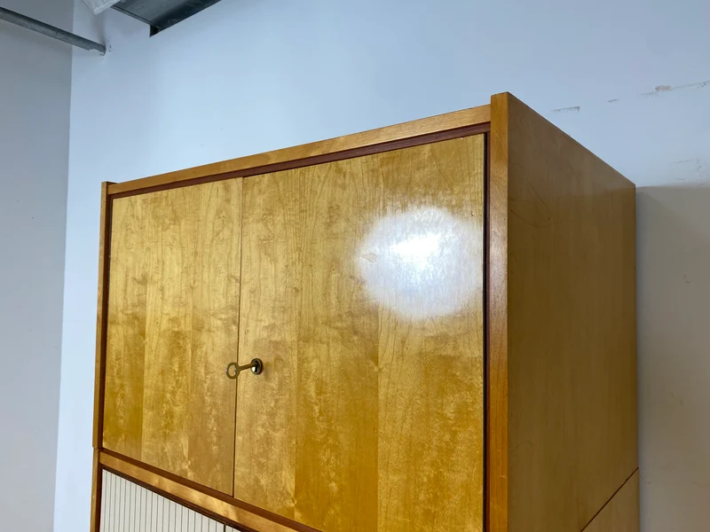 Stilvoller und gut erhaltener hoher Mid-Century Kleiderschrank mit Aufsatz I VEB Hellerau oder baugleich I Schrank Schlafzimmerschrank Wardrobe Wäscheschrank Vintage Retro I
