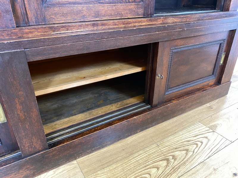 Hochwertige handverzierte Vintage Vitrine im antikem Stil aus massiver Eiche mit Schiebetüren I Büchervitrine Bücherschrank Bücherregal Regal Glasvitrine Wohnzimmerschank Jugendstil Gründerzeit I