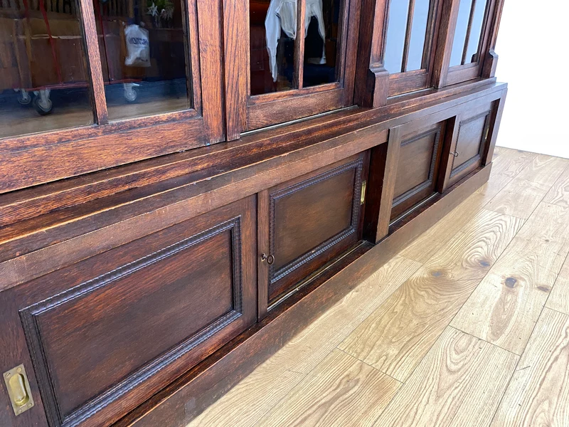 Hochwertige handverzierte Vintage Vitrine im antikem Stil aus massiver Eiche mit Schiebetüren I Büchervitrine Bücherschrank Bücherregal Regal Glasvitrine Wohnzimmerschank Jugendstil Gründerzeit I