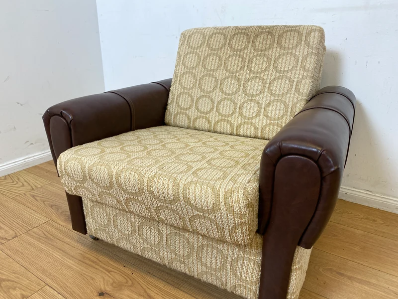 Retro pur! Gemütlicher 70er Jahre Sessel auf Rollen mit hellem Originalbezug und Kunst Leder Armlehnen I Clubsessel Loungesessel Sitzgarnitur Vintage Space Age 60er I