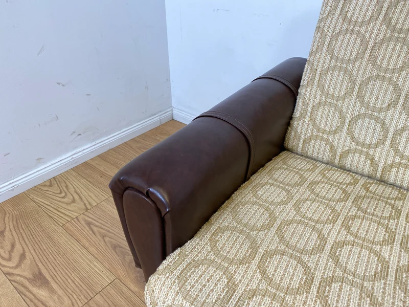 Retro pur! Gemütlicher 70er Jahre Sessel auf Rollen mit hellem Originalbezug und Kunst Leder Armlehnen I Clubsessel Loungesessel Sitzgarnitur Vintage Space Age 60er I