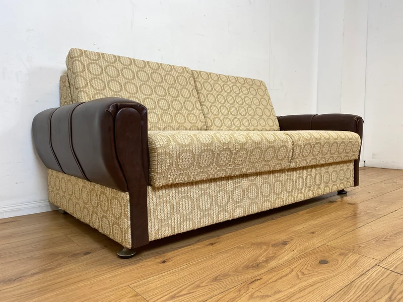 Retro pur! Gemütliche 70er Jahre Couch mit Schlaffunktion mit hellem Originalbezug I Sofa Couch Schlafsofa Schlafcouch Klappcouch Daybed Sitzgarnitur Vintage Space Age 60er I
