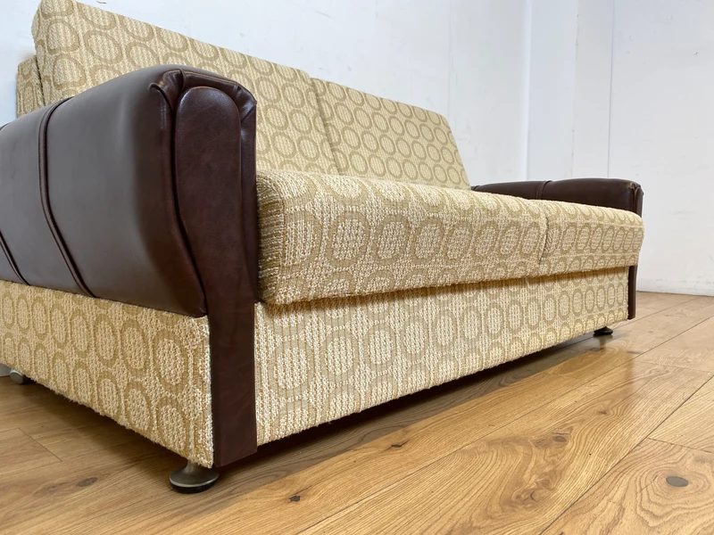 Retro pur! Gemütliche 70er Jahre Couch mit Schlaffunktion mit hellem Originalbezug I Sofa Couch Schlafsofa Schlafcouch Klappcouch Daybed Sitzgarnitur Vintage Space Age 60er I