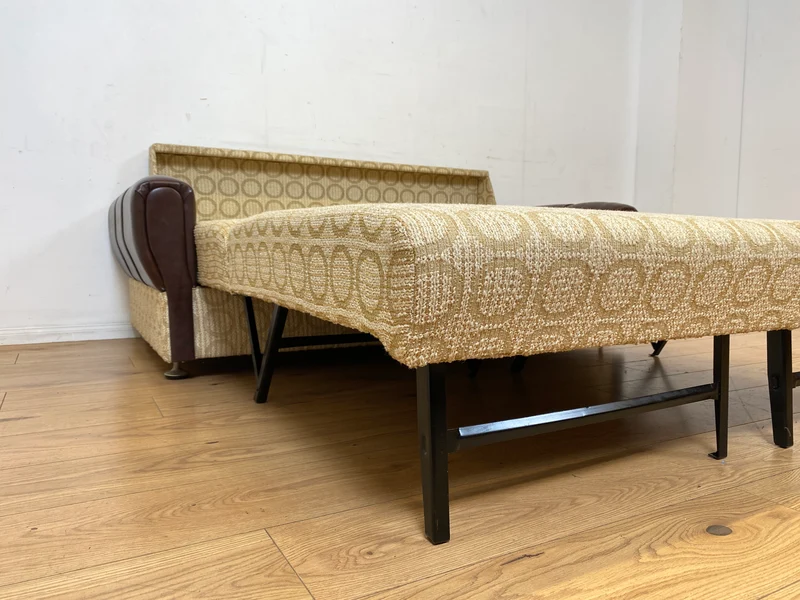 Retro pur! Gemütliche 70er Jahre Couch mit Schlaffunktion mit hellem Originalbezug I Sofa Couch Schlafsofa Schlafcouch Klappcouch Daybed Sitzgarnitur Vintage Space Age 60er I