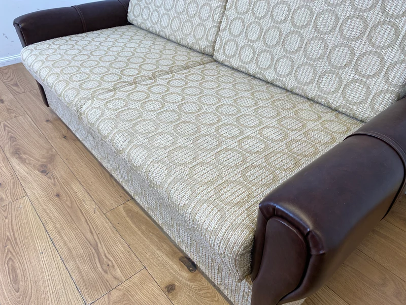 Retro pur! Gemütliche 70er Jahre Couch mit Schlaffunktion mit hellem Originalbezug I Sofa Couch Schlafsofa Schlafcouch Klappcouch Daybed Sitzgarnitur Vintage Space Age 60er I