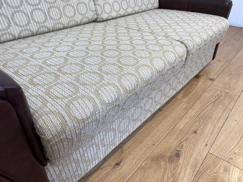 Retro pur! Gemütliche 70er Jahre Couch mit Schlaffunktion mit hellem Originalbezug I Sofa Couch Schlafsofa Schlafcouch Klappcouch Daybed Sitzgarnitur Vintage Space Age 60er I