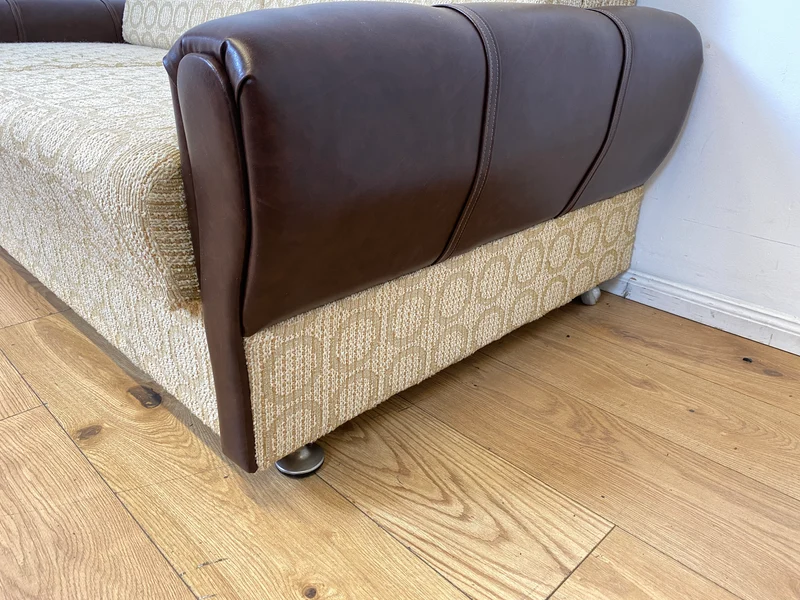 Retro pur! Gemütliche 70er Jahre Couch mit Schlaffunktion mit hellem Originalbezug I Sofa Couch Schlafsofa Schlafcouch Klappcouch Daybed Sitzgarnitur Vintage Space Age 60er I