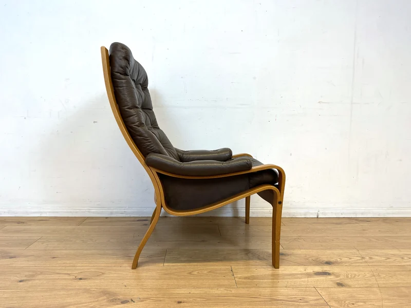 Stilvoller skandinavischer Sessel mit gestepptem braunem Echtleder Bezug I Norwegen 1970er I Ledersessel Loungesessel Relax Lesesessel Sitzgarnitur Mid-Century Vintage Leder I