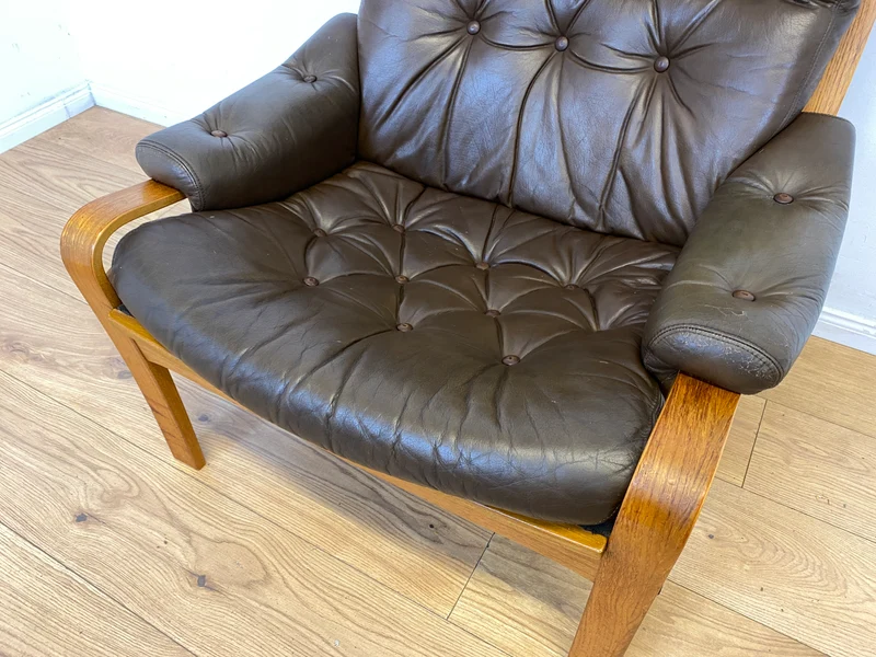 Stilvoller skandinavischer Sessel mit gestepptem braunem Echtleder Bezug I Norwegen 1970er I Ledersessel Loungesessel Relax Lesesessel Sitzgarnitur Mid-Century Vintage Leder I