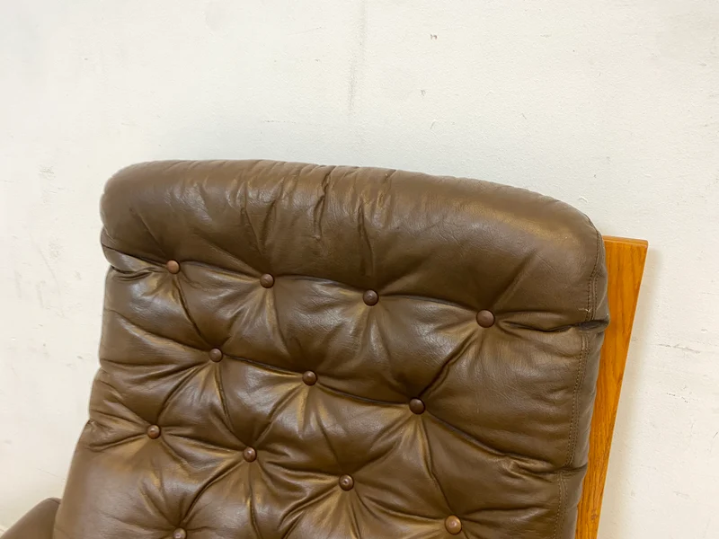 Stilvoller skandinavischer Sessel mit gestepptem braunem Echtleder Bezug I Norwegen 1970er I Ledersessel Loungesessel Relax Lesesessel Sitzgarnitur Mid-Century Vintage Leder I