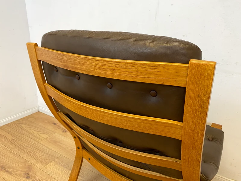 Stilvoller skandinavischer Sessel mit gestepptem braunem Echtleder Bezug I Norwegen 1970er I Ledersessel Loungesessel Relax Lesesessel Sitzgarnitur Mid-Century Vintage Leder I