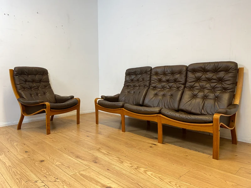 WMK I Stilvolles skandinavische Sofa mit gestepptem braunem Echtleder Bezug I Norwegen 1970er I Couch Ledercouch Ledersofa 3-Sitzer 3er Sitzgarnitur Mid-Century Vintage Leder I