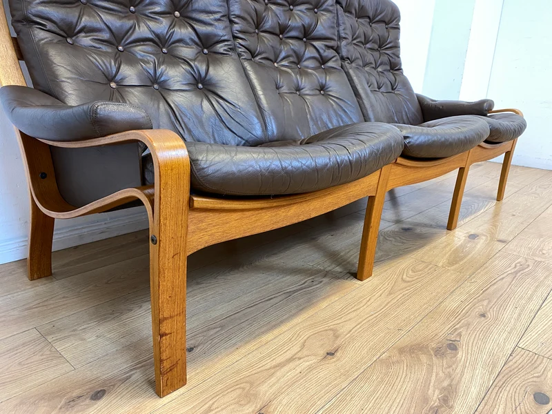 WMK I Stilvolles skandinavische Sofa mit gestepptem braunem Echtleder Bezug I Norwegen 1970er I Couch Ledercouch Ledersofa 3-Sitzer 3er Sitzgarnitur Mid-Century Vintage Leder I