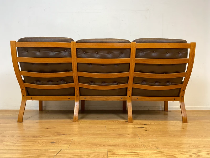 WMK I Stilvolles skandinavische Sofa mit gestepptem braunem Echtleder Bezug I Norwegen 1970er I Couch Ledercouch Ledersofa 3-Sitzer 3er Sitzgarnitur Mid-Century Vintage Leder I