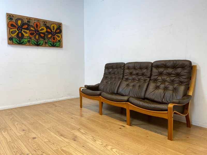 WMK I Stilvolles skandinavische Sofa mit gestepptem braunem Echtleder Bezug I Norwegen 1970er I Couch Ledercouch Ledersofa 3-Sitzer 3er Sitzgarnitur Mid-Century Vintage Leder I