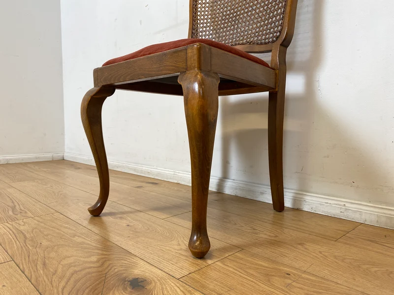Set aus 4 wunderschönen 50er Jahre Chippendale Esszimmerstühlen mit Wiener Geflecht & bordeaux rotem Bezug I 4er Stühle Holzstühle Küchenstühle Mid-Century Vintage Barock I