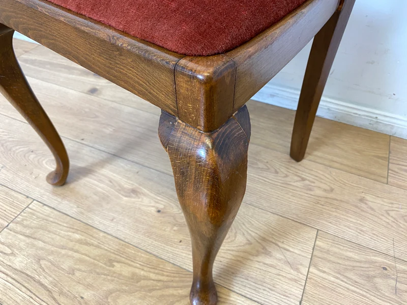 Set aus 4 wunderschönen 50er Jahre Chippendale Esszimmerstühlen mit Wiener Geflecht & bordeaux rotem Bezug I 4er Stühle Holzstühle Küchenstühle Mid-Century Vintage Barock I