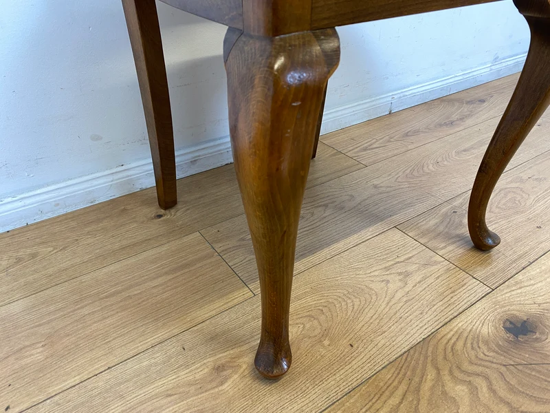 Set aus 4 wunderschönen 50er Jahre Chippendale Esszimmerstühlen mit Wiener Geflecht & bordeaux rotem Bezug I 4er Stühle Holzstühle Küchenstühle Mid-Century Vintage Barock I