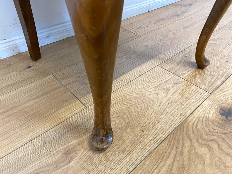 Set aus 4 wunderschönen 50er Jahre Chippendale Esszimmerstühlen mit Wiener Geflecht & bordeaux rotem Bezug I 4er Stühle Holzstühle Küchenstühle Mid-Century Vintage Barock I