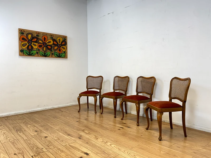 Set aus 4 wunderschönen 50er Jahre Chippendale Esszimmerstühlen mit Wiener Geflecht & bordeaux rotem Bezug I 4er Stühle Holzstühle Küchenstühle Mid-Century Vintage Barock I