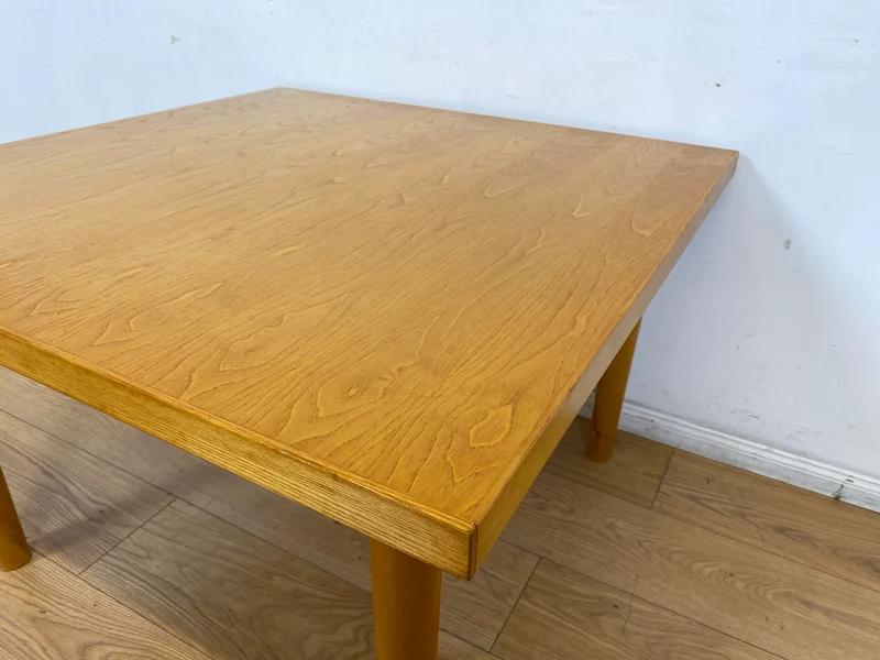 WMK I Minimalistischer und sehr gut erhaltener heller Mid-Century Couchtisch in seltener quadratischer Form