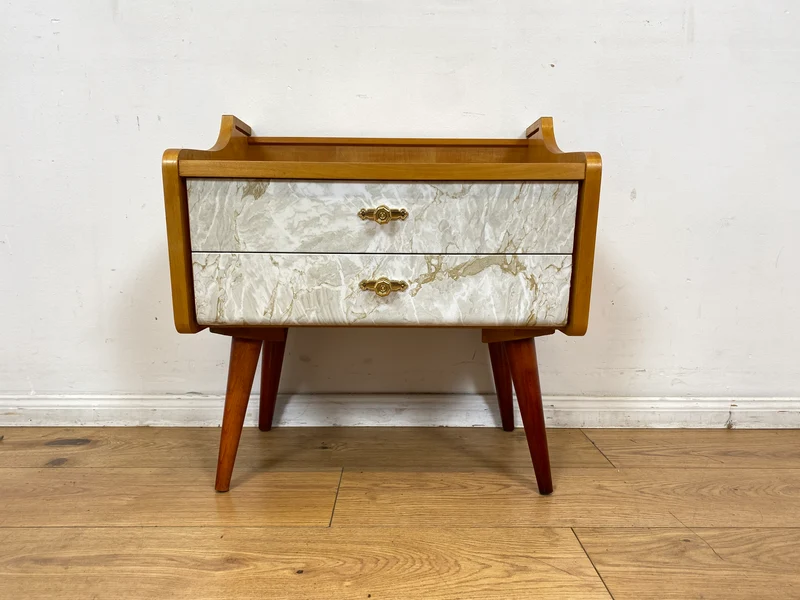 WMK I 1/2 Formschöner heller Mid-Century Nachttisch mit Schubladen und Messinggriffen