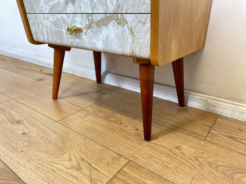 WMK I 1/2 Formschöner heller Mid-Century Nachttisch mit Schubladen und Messinggriffen