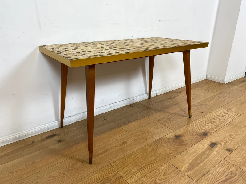 WMK I Besonders schöner hoher Mid-Century Couchtisch mit Mosaik Fliesen und konischen Füßen
