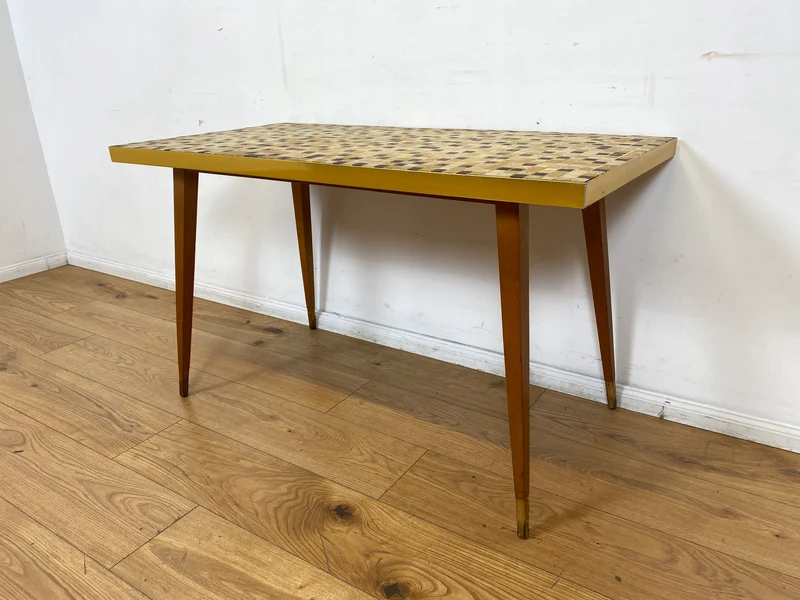 WMK I Besonders schöner hoher Mid-Century Couchtisch mit Mosaik Fliesen und konischen Füßen