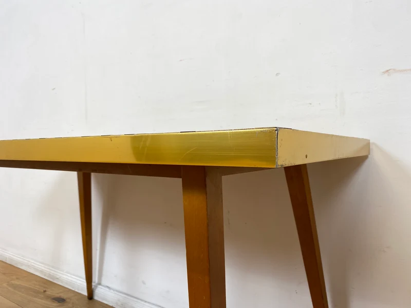 WMK I Besonders schöner hoher Mid-Century Couchtisch mit Mosaik Fliesen und konischen Füßen