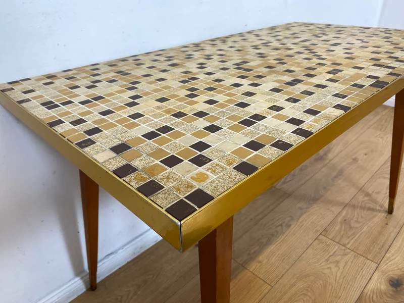 WMK I Besonders schöner hoher Mid-Century Couchtisch mit Mosaik Fliesen und konischen Füßen