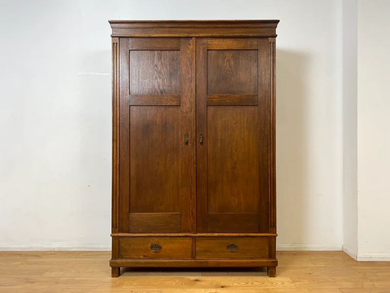 WMK I Eleganter antiker Kleiderschrank aus vollem Holz mit Kleiderstange und Schubladen
