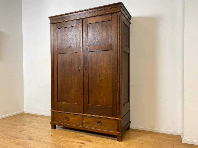 WMK I Eleganter antiker Kleiderschrank aus vollem Holz mit Kleiderstange und Schubladen
