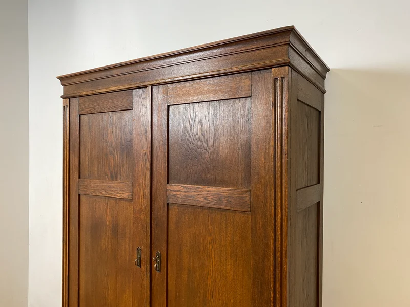 WMK I Eleganter antiker Kleiderschrank aus vollem Holz mit Kleiderstange und Schubladen