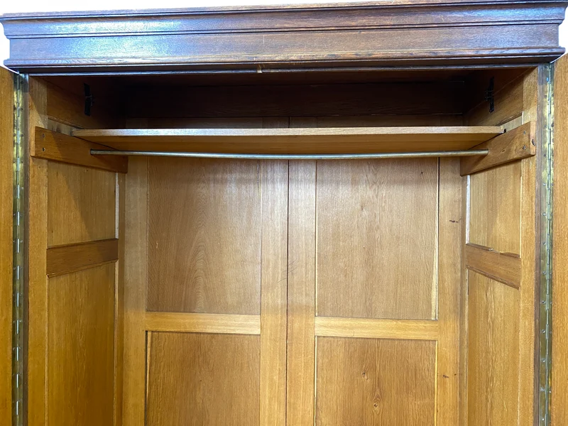 WMK I Eleganter antiker Kleiderschrank aus vollem Holz mit Kleiderstange und Schubladen