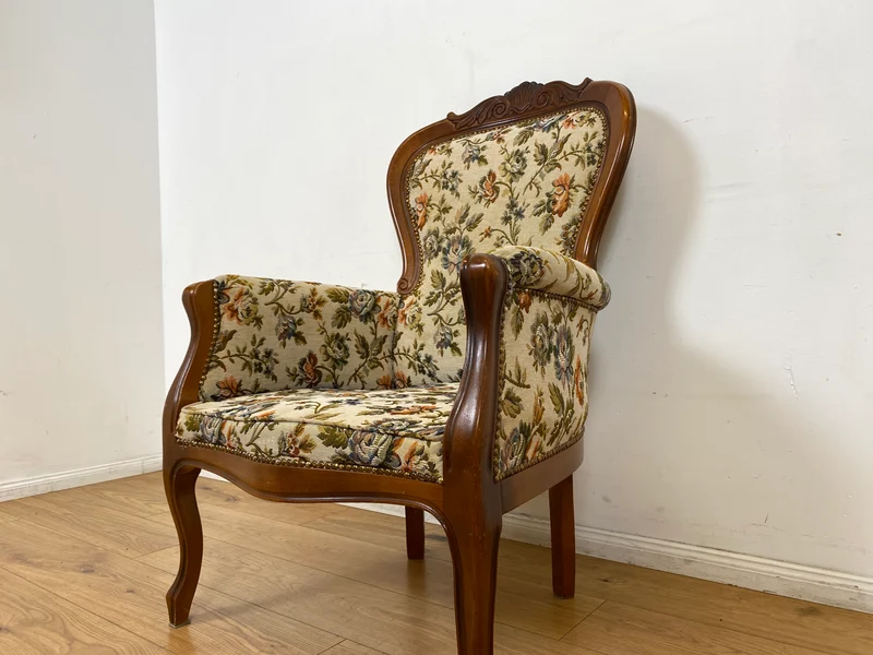 WMK I Wunderschöner und sehr gut erhaltener Vintage Sessel mit floralem Originalbezug & handverziertem Holzrahmen