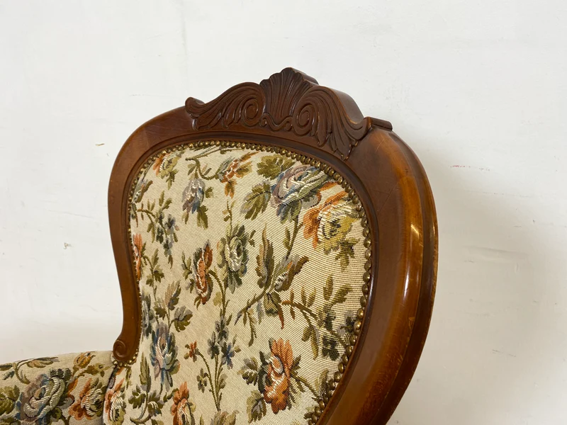 WMK I Wunderschöner und sehr gut erhaltener Vintage Sessel mit floralem Originalbezug & handverziertem Holzrahmen