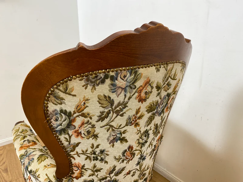 WMK I Wunderschöner und sehr gut erhaltener Vintage Sessel mit floralem Originalbezug & handverziertem Holzrahmen