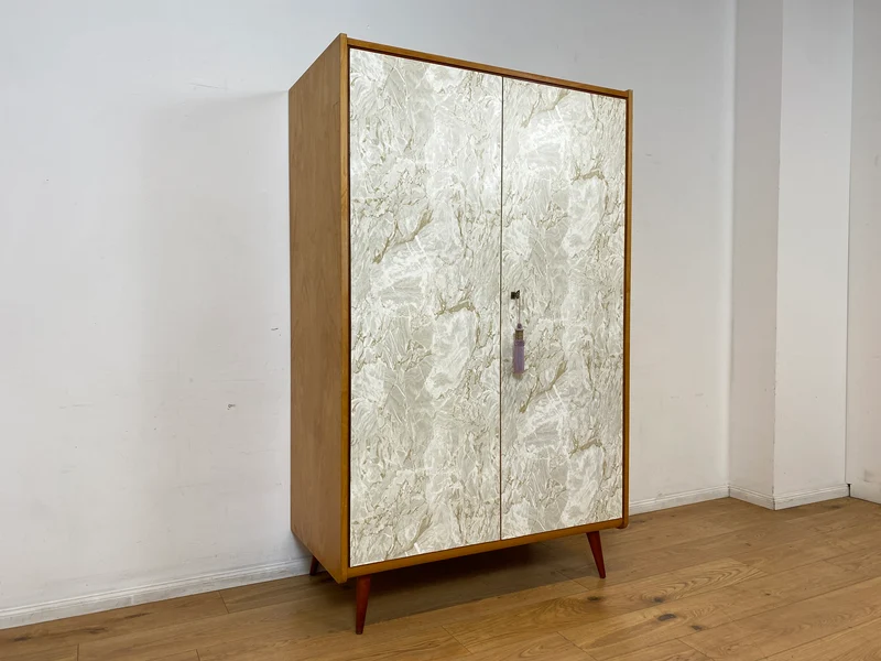 WMK I Stilvoller und sehr gut erhaltener heller Mid-Century Kleiderschrank mit späterer Folierung