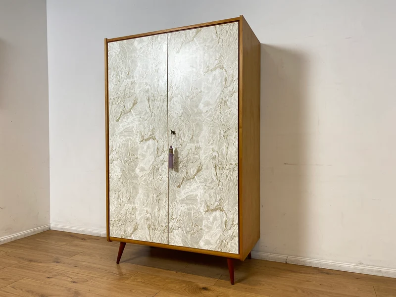 WMK I Stilvoller und sehr gut erhaltener heller Mid-Century Kleiderschrank mit späterer Folierung