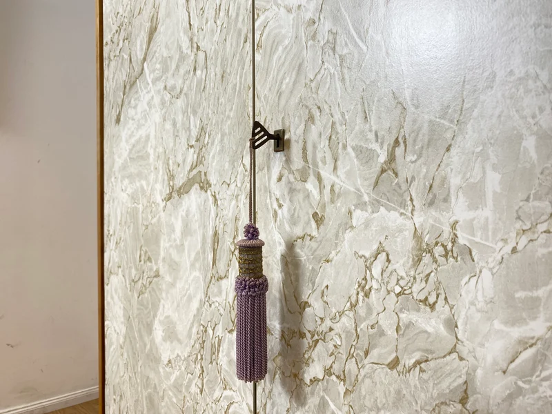 WMK I Stilvoller und sehr gut erhaltener heller Mid-Century Kleiderschrank mit späterer Folierung