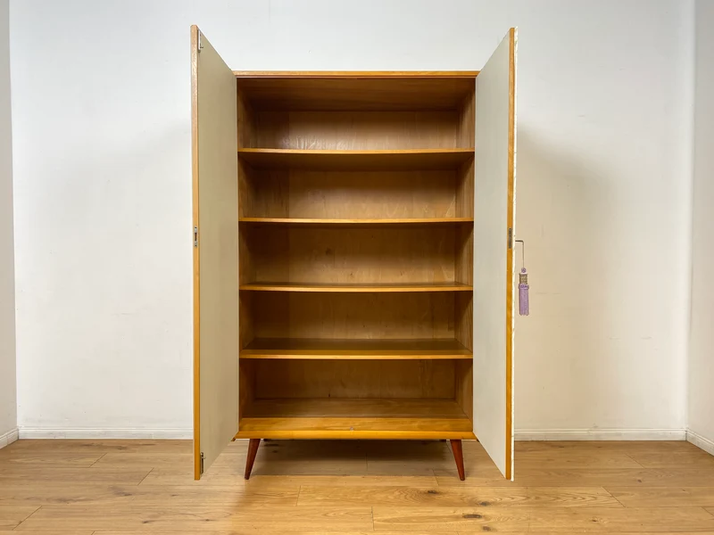 WMK I Stilvoller und sehr gut erhaltener heller Mid-Century Kleiderschrank mit späterer Folierung