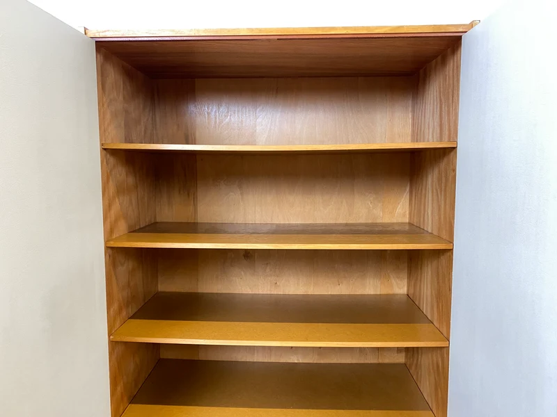 WMK I Stilvoller und sehr gut erhaltener heller Mid-Century Kleiderschrank mit späterer Folierung