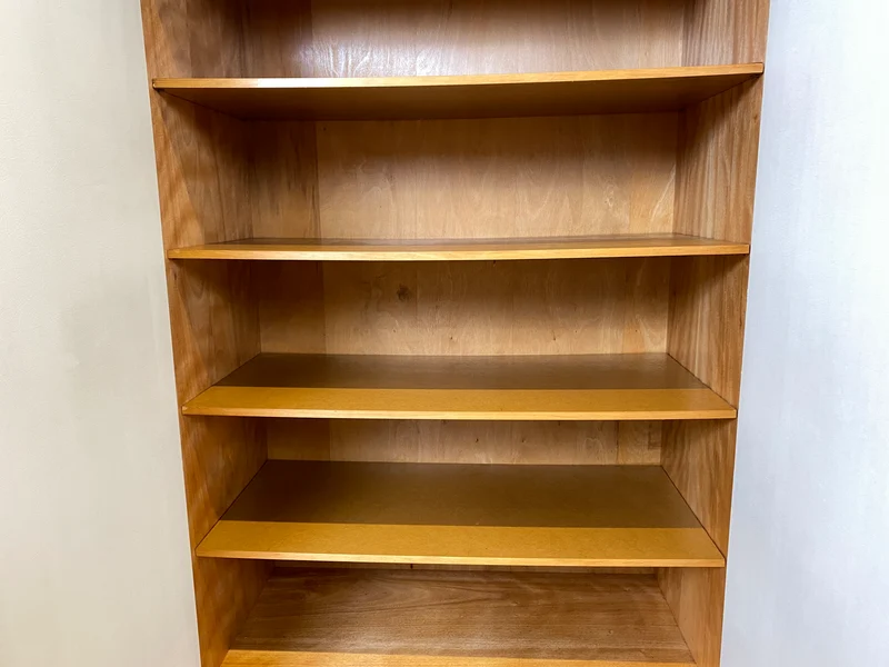 WMK I Stilvoller und sehr gut erhaltener heller Mid-Century Kleiderschrank mit späterer Folierung