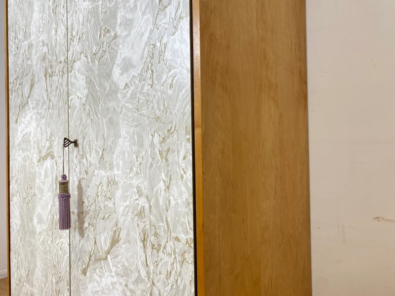 WMK I Stilvoller und sehr gut erhaltener heller Mid-Century Kleiderschrank mit späterer Folierung