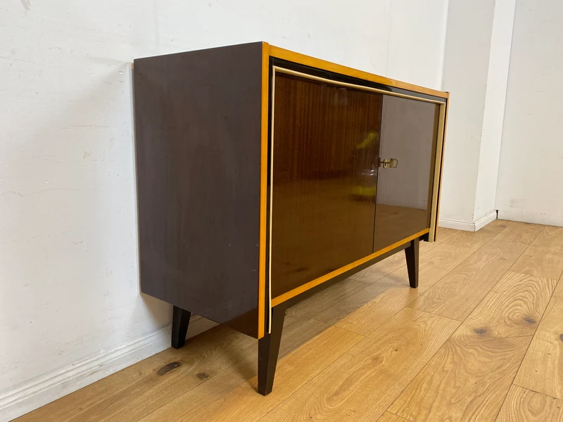 Stilvolles dunkles 60er Jahre Sideboard mit konischen Füßen und Messing Beschlag I Kommode Schrank Wäschekommode Fernsehkommode TV Lowboard Board 50er Rockabilly Vintage I