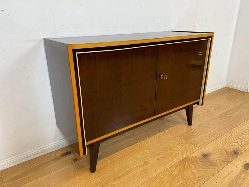 Stilvolles dunkles 60er Jahre Sideboard mit konischen Füßen und Messing Beschlag I Kommode Schrank Wäschekommode Fernsehkommode TV Lowboard Board 50er Rockabilly Vintage I