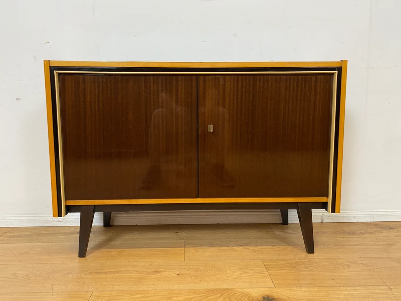 Stilvolles dunkles 60er Jahre Sideboard mit konischen Füßen und Messing Beschlag I Kommode Schrank Wäschekommode Fernsehkommode TV Lowboard Board 50er Rockabilly Vintage I